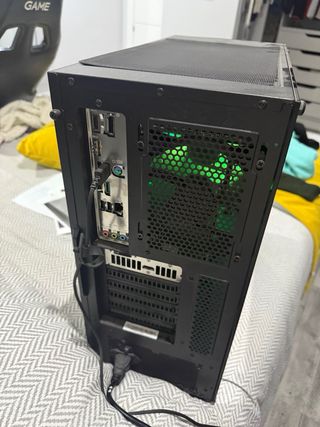 Torre cooler máster con teclado RGB