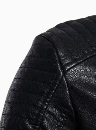 Chaqueta con Forro Polar Negra de Cuero Ecológico