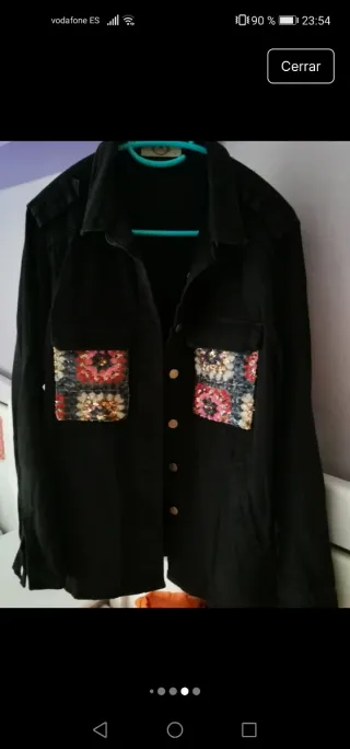 Chaqueta vaquera negra con bolsillos