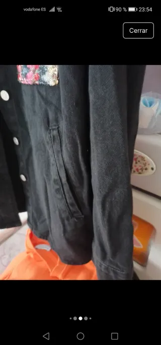 Chaqueta vaquera negra con bolsillos