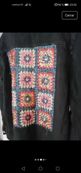 Chaqueta vaquera negra con bolsillos