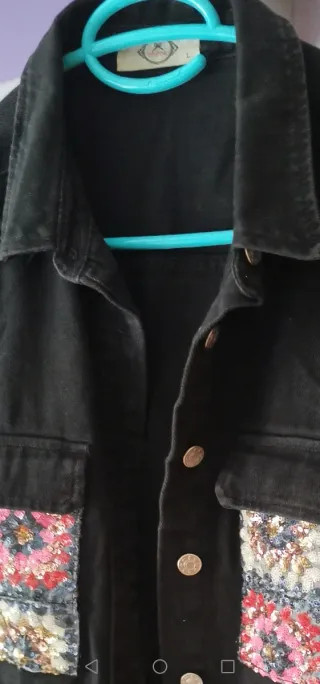 Chaqueta vaquera negra con bolsillos