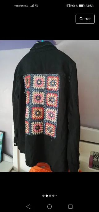 Chaqueta vaquera negra con bolsillos