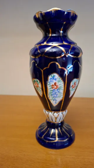 Florero de porcelana azul y dorado