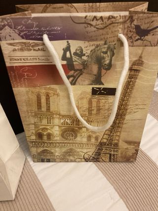 Bolsas de regalo blanca y otra con diseño