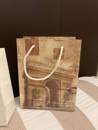 Bolsas de regalo blanca y otra con diseño