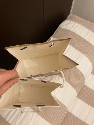 Bolsas de regalo blanca y otra con diseño