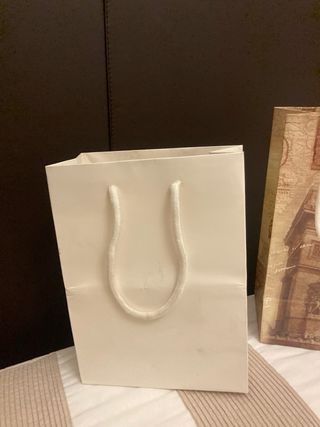 Bolsas de regalo blanca y otra con diseño
