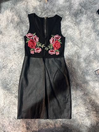 Vestido Negro con Flores Rosas