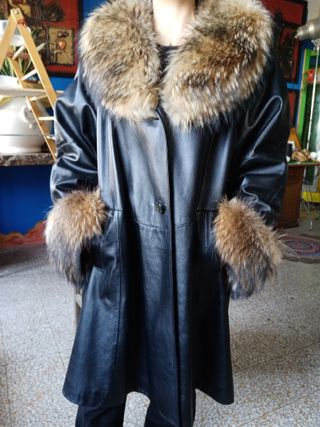 Giacca in pelle nera da donna.