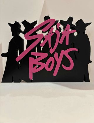 Logo Saja Boys con siluetas
