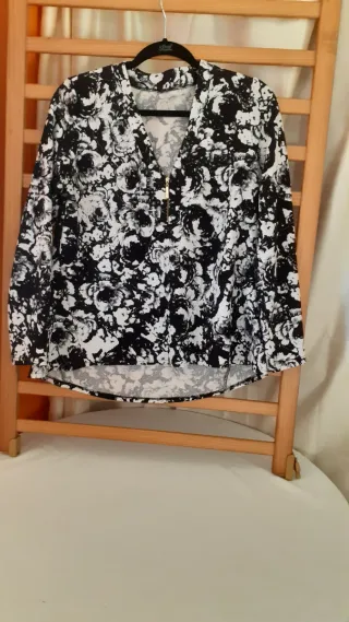 Blusa estampada floral preta e branca