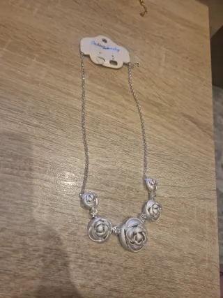 Collar plateado rosas y brillantes