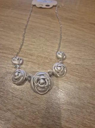 Collar plateado rosas y brillantes