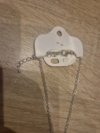 Collar plateado rosas y brillantes