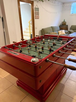 Futbolín rojo clásico de madera.