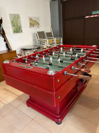 Futbolín rojo clásico de madera.