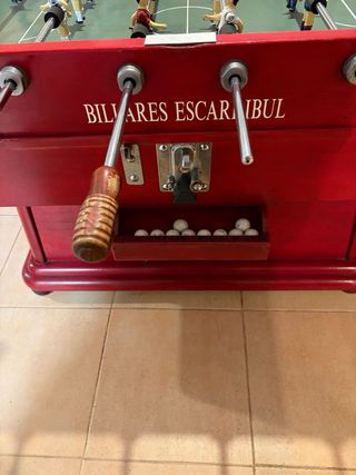 Futbolín rojo clásico de madera.