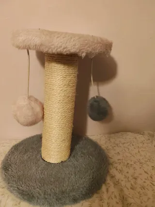 Rascador gato pequeño con pelotas