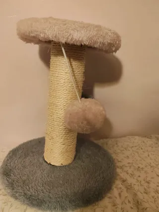 Rascador gato pequeño con pelotas