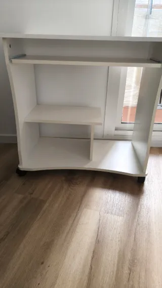 Mesa de ordenador blanca