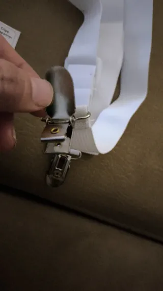 Clips sujetasábanas plateados y blancos