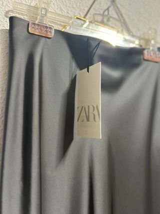 Falda Zara satinada gris talla S nueva con etiquet