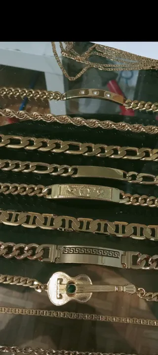 Pulseras y esclavas de hombre.