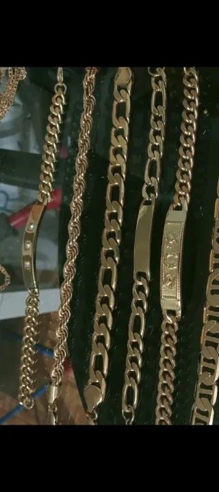 Pulseras y esclavas de hombre.