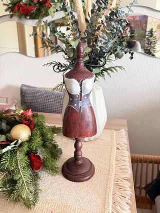 Cuelgacollares estilo corsé marrón y blanco