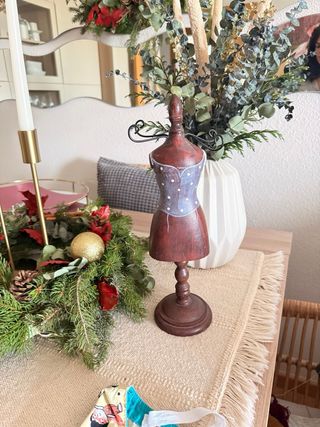 Cuelgacollares estilo corsé marrón y blanco