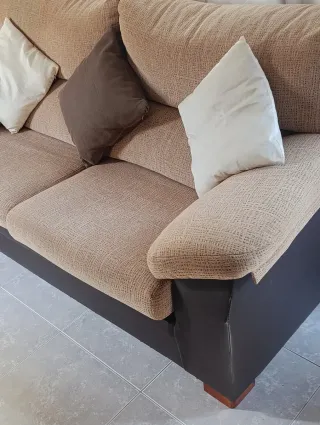 Sofá cómodo beige y marrón