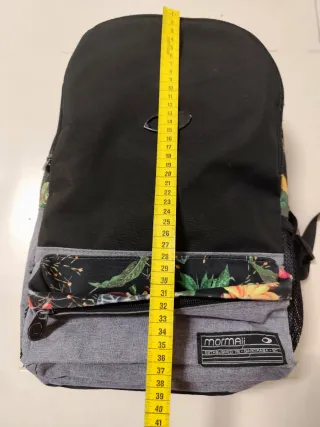 Mochila preta com padrão floral marca Mormaii