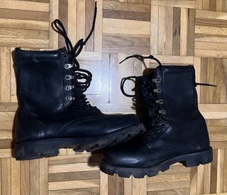 Botas militares altas de piel negras