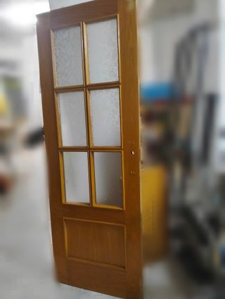 Puerta maciza madera con cristale ,