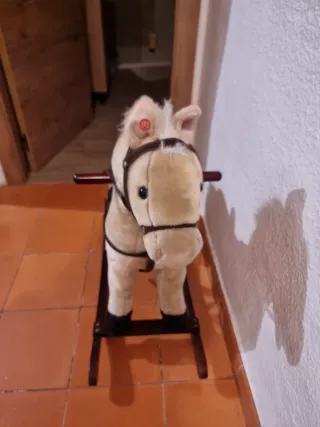 Caballo balancín de madera con sonidos