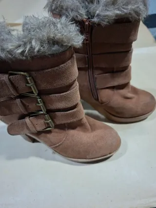 Botines camel con hebillas y pelo muy cómodos