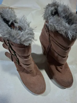 Botines camel con hebillas y pelo muy cómodos