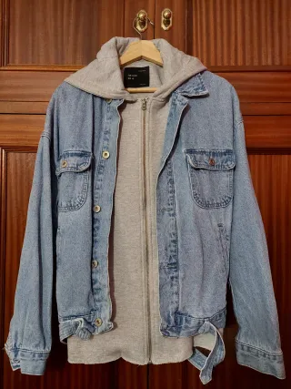 Chaqueta vaquera con capucha gris desmontable