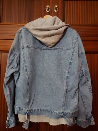 Chaqueta vaquera con capucha gris desmontable