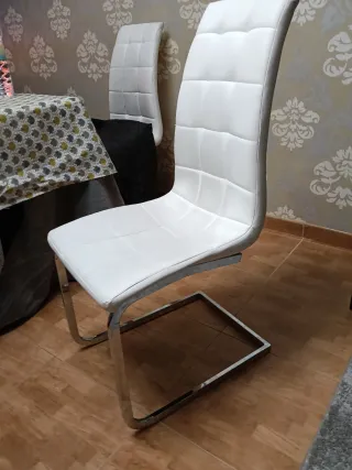 Silla diseño polipiel blanca y metal