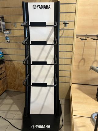 Expositor Yamaha 4 Teclados