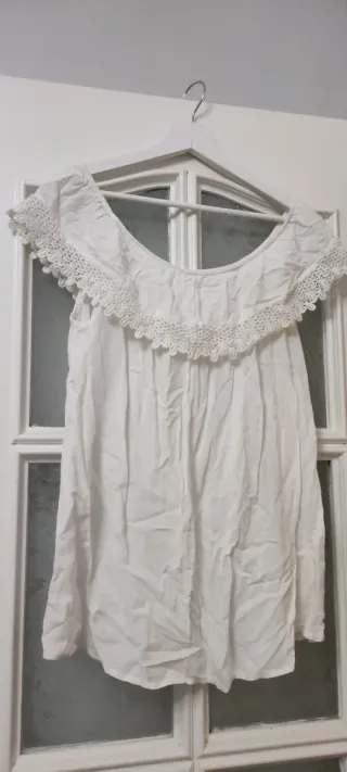 Blusa blanca sin mangas con encaje