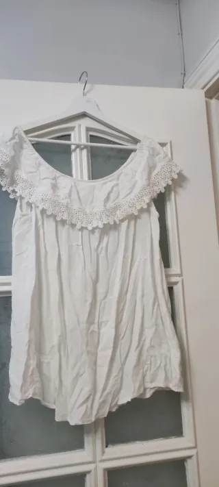 Blusa blanca sin mangas con encaje