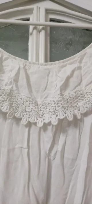 Blusa blanca sin mangas con encaje