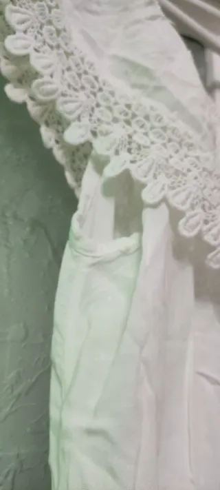 Blusa blanca sin mangas con encaje