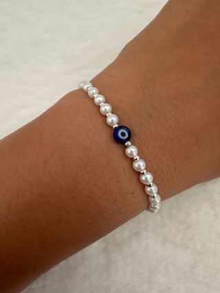 Pulsera perlas y ojo turco azul