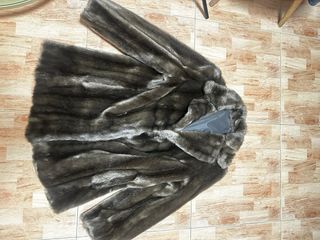 Abrigo pelo sintético realista marrón