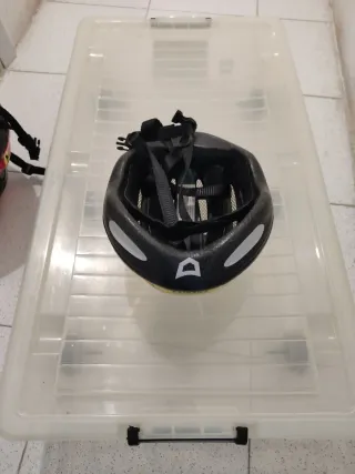 Casco calike amarillo para niños con abejas