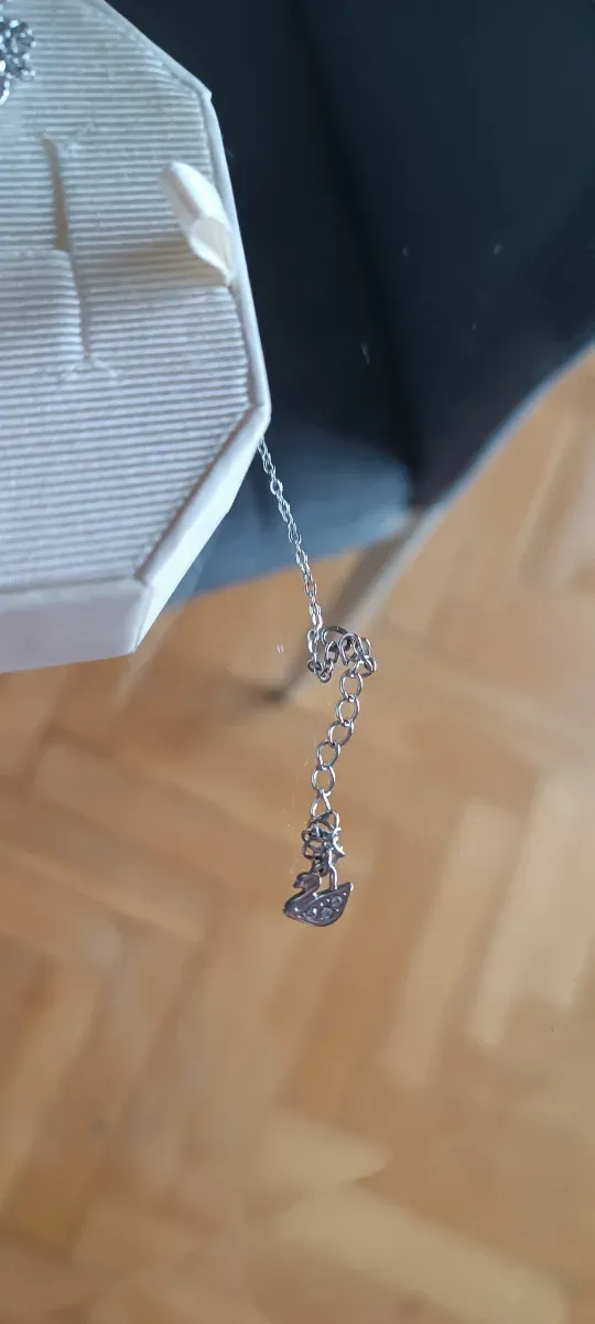 Collar Swarovski de brillante nuevo con su caja